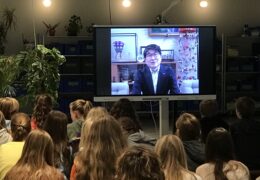 Foto burgemeester Taue met scholieren